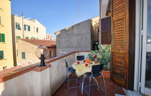 een klein balkon met een tafel en stoelen erop bij Seashell Piombino in Piombino
