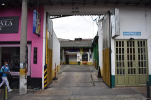 Dorado Plaza في زيباكويرا: زقاق فارغ في مدينة بها مباني