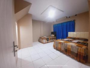 um quarto amplo com 2 camas e uma janela em Hotel Meurah Mulia Syariah em Banda Aceh