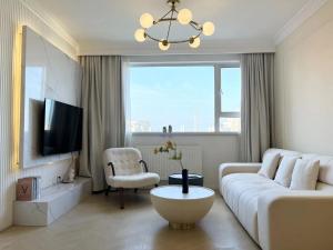 Μια τηλεόραση ή/και κέντρο ψυχαγωγίας στο Warm Four Bedroom Apartment with Huangpu River View
