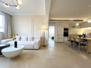 Η κουζίνα ή μικρή κουζίνα στο Warm Four Bedroom Apartment with Huangpu River View
