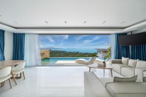 uma sala de estar com vista para uma piscina em Villa The Wave em Nathon Bay
