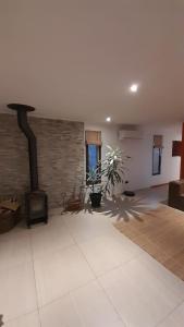 - un salon avec une cheminée et un poêle à bois dans l'établissement Casa con linda vista de montaña y tinaja, à Curacaví