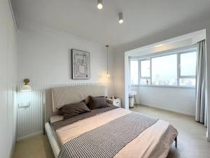 Ένα ή περισσότερα κρεβάτια σε δωμάτιο στο Warm Four Bedroom Apartment with Huangpu River View