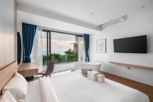 Habitación de hotel con cama y TV en Villa The Wave, en Nathon Bay