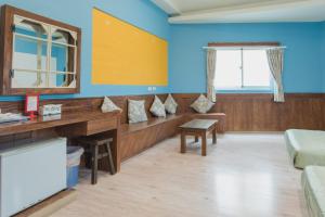 a waiting room with a table and a mirror at 墾丁海園別館Hai Yuan Inn in Kenting