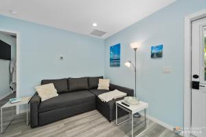 TV a/nebo společenská místnost v ubytování Dog Friendly Loft STEPS from Beach with Gas Barbecue Grill and Upstairs Deck!