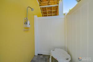 Koupelna v ubytování Dog Friendly Loft STEPS from Beach with Gas Barbecue Grill and Upstairs Deck!