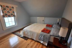 ein Schlafzimmer mit einem großen Bett und einem Fenster in der Unterkunft Guest suite in historical district in Gloucester