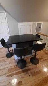 uma mesa preta e cadeiras num quarto em Guest suite in historical district em Gloucester
