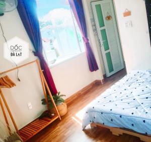 Postel nebo postele na pokoji v ubytování Dốc homestay Đà Lạt