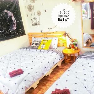 Postel nebo postele na pokoji v ubytování Dốc homestay Đà Lạt
