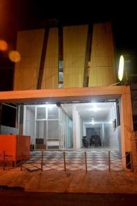 un bâtiment avec une porte ouverte la nuit dans l'établissement MOJOKERTO GUESTHOUSE, à Mojokerto
