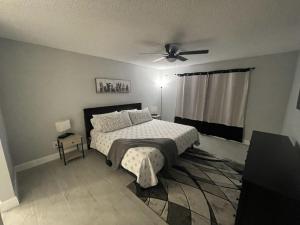 um quarto com uma cama e uma ventoinha de tecto em Family-Friendly DIsney Getaway em Kissimmee