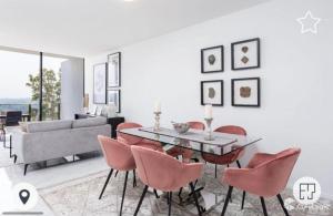 uma sala de jantar com uma mesa e cadeiras cor-de-rosa em Luxury Private Queen Room with Balcony & Bathroom in Shared Apartment Panorama Gold Coast em Gold Coast