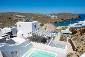 Merchia Beach的住宿－Miramare Suites Mykonos，享有带游泳池的房屋的空中景致
