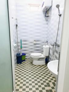 海防的住宿－Mihome，一间带卫生间和水槽的浴室