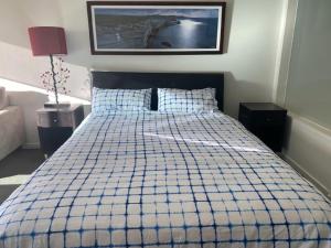 Ένα ή περισσότερα κρεβάτια σε δωμάτιο στο 250 The Waves, 2-3 The Esplanade, Cowes