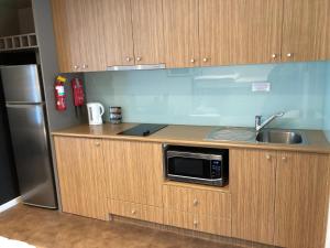 Η κουζίνα ή μικρή κουζίνα στο 250 The Waves, 2-3 The Esplanade, Cowes +4 φωτογραφίες