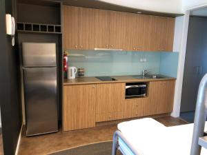 Η κουζίνα ή μικρή κουζίνα στο 250 The Waves, 2-3 The Esplanade, Cowes