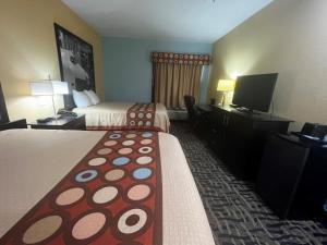 Postel nebo postele na pokoji v ubytování Super 8 by Wyndham Pasadena