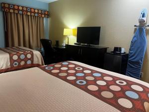 Postel nebo postele na pokoji v ubytování Super 8 by Wyndham Pasadena