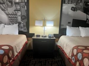 Postel nebo postele na pokoji v ubytování Super 8 by Wyndham Pasadena