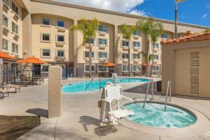 Bazén v ubytování Holiday Inn Express San Bernardino Colton by IHG nebo v jeho okolí