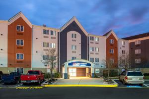 una rappresentazione di un hotel con auto parcheggiate in un parcheggio di Candlewood Suites Chesapeake-Suffolk, an IHG Hotel a Chesapeake