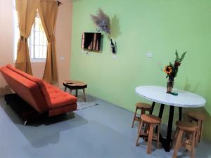 een woonkamer met een bank en een tafel met krukken bij COMFY furnished private apartment.Netflix/internet in Chimaltenango