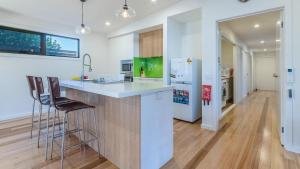 una cocina con encimera y refrigerador en Holiday unit on Thompson Ave, Cowes, en Cowes