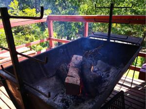 duży grill z kominkiem w obiekcie Cabaa Hualle con hot tub exclusivo cerca de termas y lago w mieście Coñaripe