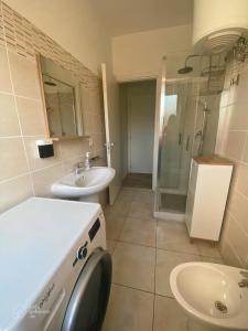 een badkamer met een wastafel, een toilet en een douche bij Casa Conti in San Bartolomeo al Mare