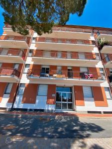 een appartementencomplex met balkons in een straat bij Casa Conti in San Bartolomeo al Mare