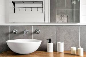 a bathroom with a white bowl sink in a bathroom at Quarry Hill Cottage, 1 minute walk into Berrima. in Berrima +22 photos