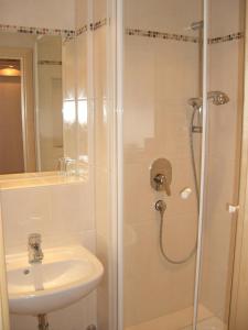 W łazience znajduje się prysznic i umywalka. w obiekcie Bergidyll w mieście Oberstdorf
