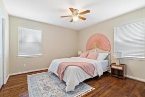 1 dormitorio con 1 cama y ventilador de techo en NEW Modern Home Great Location Good Food & Shopping Dallas, en Dallas