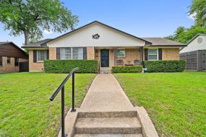 una casa con escaleras delante de un patio en NEW Modern Home Great Location Good Food & Shopping Dallas, en Dallas