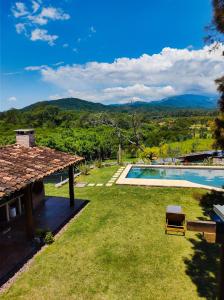 a backyard with a pool and a view of the mountains at Hostería La María in Rosario de la Frontera