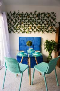 a dining room with blue chairs and a table at Casa Familiar con Piscina en Urbanización privada in Manta