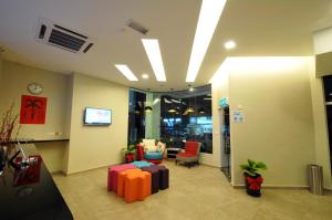 eine Lobby mit einem Wartezimmer mit farbenfrohen Möbeln in der Unterkunft U Design Hotel Mentakab in Mentekab