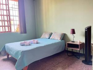 een slaapkamer met een bed met twee kattenhanddoeken erop. bij Alojamiento Tiquicia Valley in Alajuela