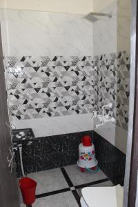 bagno con lavandino e servizi igienici di AK Corbett Family Homestay a Ramnagar