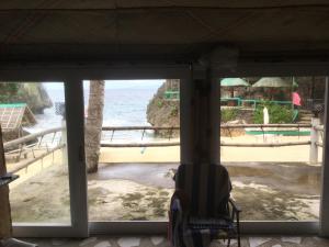 Turtle Cove Exclusive Island Resort في Calatrava: غرفة مطلة على الشاطئ من خلال النافذة