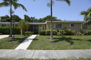 uma casa com palmeiras em frente em Airbnb rental em Miami