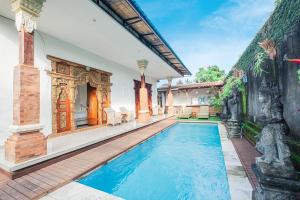 una piscina en el patio trasero de una casa en Supala Private Living B, en Ubud