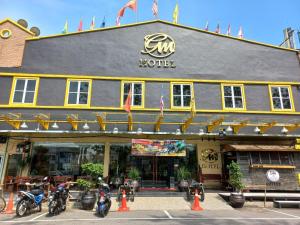 a hotel with motorcycles parked in front of it at GM Hotel in Changlun