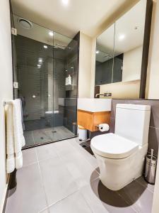 a bathroom with a toilet and a shower at Modern 2-bedrooms apartment with parking in Melbourne