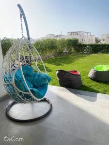 - un panier avec des oreillers assis sur une terrasse dans l'établissement Sidi Abd El-Rahman Amwaj duplex HUGE garden pool., à El Alamein