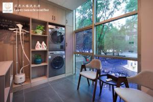 uma lavandaria com máquina de lavar e secar roupa em Riverside Wing Hotel Guilin em Guilin
